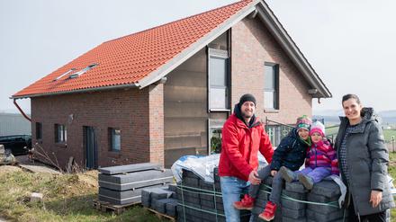 Wer in Ottenstein im Landkreis Holzminden (NIedersachsen) bauen will, muss für das Grundstück nichts bezahlen. Im Jahr 2015 versprach die Gemeinde jungen Familien Gratis-Bauland. Damit wollte das 950-Seelen-Dorf dem Einwohnerschwund entgegenwirken. 