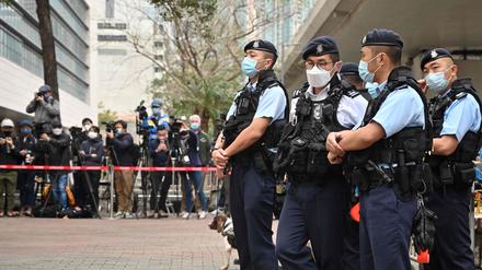 Polizisten stehen am 6. Februar 2023 vor einem Gericht in Hongkong Wache, während der Prozess gegen 47 der prominentesten pro-demokratischen Persönlichkeiten Hongkongs beginnt.