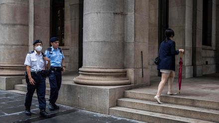 Polizisten patrouillieren vor dem Gerichtsgebäude, in dem über die Berufung gegen Chow Hang-tung verhandelt wird. 