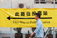 Ein Wähler geht zum Wahllokal in Hongkong.