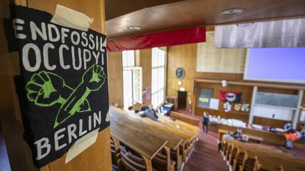 Letzte Woche hingen noch Banner der End Fossil Bewegung im Emil-Fischer-Hörsaal. Jetzt ist die Besetzung vorbei.  