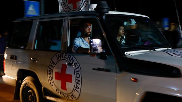 Ein Wagen vom Roten Kreuz bringt freigelassene Geiseln zurück (Symbolbild). 