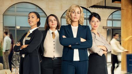In der ZDF-Serie „Hotel Mondial“ gibt es ordentlich viele Frauenrollen, besetzt mit  Joy Ewulu (l-r), Lea Sophie Salfeld, Gesine Cukrowski und Agnes Mann.