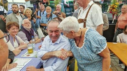 Hubert Aiwanger vor wenigen Tagen im Bierzelt: Die Partei steht hinter ihm.