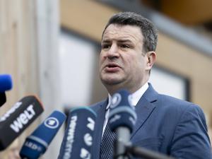 Hubertus Heil SPD, Bundesminister fuer Arbeit und Soziales beantwortet Fragen der Presse nach einem Treffen mit ukrainischen Gefluechteten die in diversen Bereichen der REWE Group beschaeftigt sind. 
