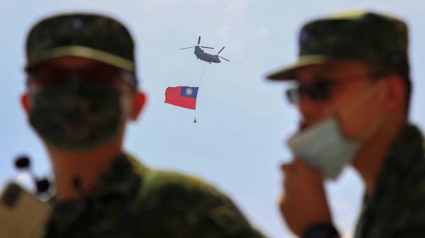 Ein Helikopter zeigt die Flagge der Republik China (Taiwan) am Nationalfeiertag am 10. Oktober 2022.