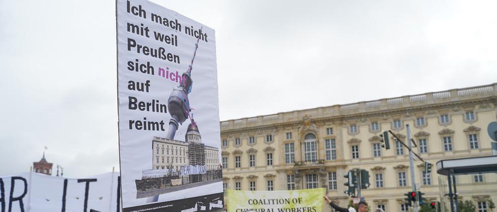Zur Eröffnung des Humboldt Forums protestieren Berliner gegen die Rekonstruktion des Stadtschlosses.