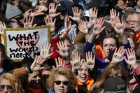 "Nie wieder" fordern die Menschen nach den tödlichen Schüssen an Schulen in den USA.