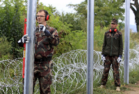 Die ungarische Regierung lässt inzwischen auch einen Zaun an der Grenze zu Kroatien errichten.
