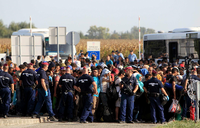 Offensichtlich schickt Kroatien Hunderte Flüchtlinge wieder nach Ungarn wie hier an der Grenze bei Beremend. Dort steigen sie dann in ungarische Busse um. REUTERS/