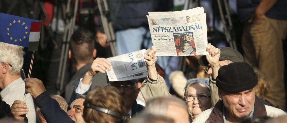Auch Ungarns größte Zeitung Nepszabadsag musste dichtmachen - hier eine Solidaritätsdemonstration von 2016 in Budapest.