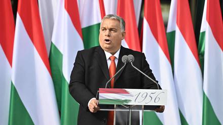 Ungarns Ministerpräsident Viktor Orban hält eine Rede während einer Veranstaltung zum Gedenken an den 66. Jahrestag des ungarischen Aufstands gegen die sowjetische Besatzung vor dem Mindszethyneum-Haus, einer neu eingeweihten Gedenkstätte für den klerikalen Führer der Revolution, Kardinal Jozsef Mindszenthy, in Zalaegerszeg, Ungarn, am 23. Oktober 2022.