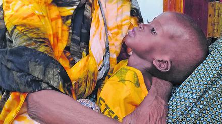 Die 60 Jahre alte Waris Abdi sitzt mit ihrem zweijährigen Enkel Mohamed im Sahal Macalin Stabilization Centre in Baidoa in Südwestsomalia. 