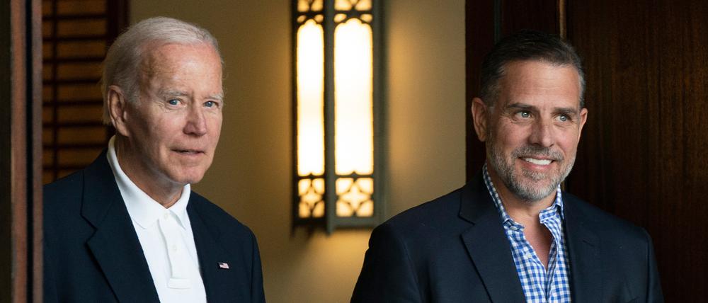 Hunter Biden (r.) neben seinem Vater, dem US-Präsidenten Joe Biden, vergangenes Jahr auf Johns Island. Dort hatten sie an einer katholischen Messe teilgenommen. 