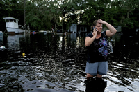 Von den Fluten überrascht: In Tampa, Florida, hat eine Bewohnerin ihr Hab und Gut durch den Starkregen verloren.