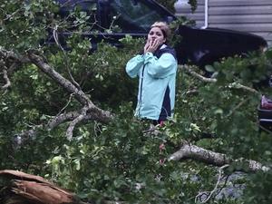 Zuram Rodriguez begutachtet die Schäden rund um ihr Haus in Davie, nachdem Hurrikan „Ian“ am 28.09.2022 über Florida zog.