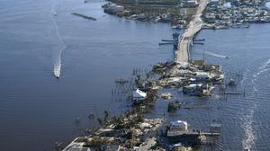 01.10.2022, USA, Pine Island: Die Brücke, die von Fort Myers nach Pine Island, führt, ist nach Hurrikan «Ian» stark beschädigt. Aufgrund der Schäden kann die Insel nur per Boot oder Flugzeug erreicht werden. Foto: Gerald Herbert/AP/dpa +++ dpa-Bildfunk +++