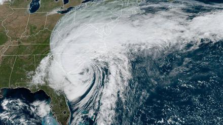 Dieses von der National Oceanic and Atmospheric Administration (NOAA) zur Verfügung gestellte Satellitenbild zeigt Hurrikan „Ian“ über der Küste von South Carolina. 