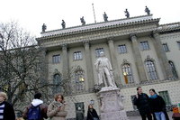 Die Fassade der Humboldt-Universität mit Attikafiguren.