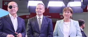 Verkehrsminister Volker Wissing (FDP) auf der Autoshow IAA, eingerahmt von Bundeskanzler Olaf Scholz (SPD) und Auto-Cheflobbyistin Hildegard Müller.