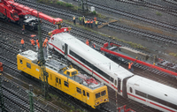 Ein entgleister ICE wird am 02.05.2017 im Hauptbahnhof in Dortmund (Nordrhein-Westfalen) geborgen.