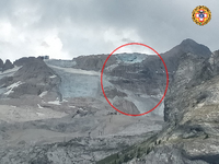 Dieses Foto der italienischen Bergwacht zeigt den Gletscherbruch an der Marmolata in den Dolomiten.