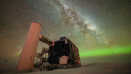 Die Aussicht aus dem IceCube-Labor am Südpol ist unvergleichlich: ein sternenklarer Nachthimmel, die Milchstraße und grüne Polarlichter.