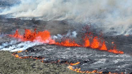 Lavaströme beim Ausbruch eines Vulkans auf der Halbinsel Reykjanes im Südwesten Islands, nahe der Hauptstadt Reykjavik.
