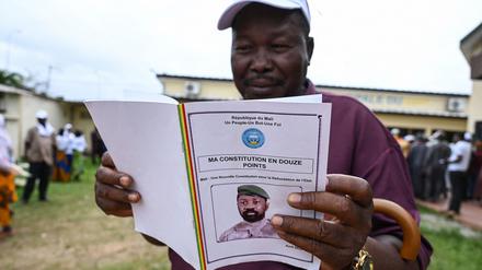 „Meine Verfassung in 12 Punkten“ - ein Malier liest das Dokument von Militärmachthaber Assimi Goita, über das am Sonntag abgestimmt werden soll. 
