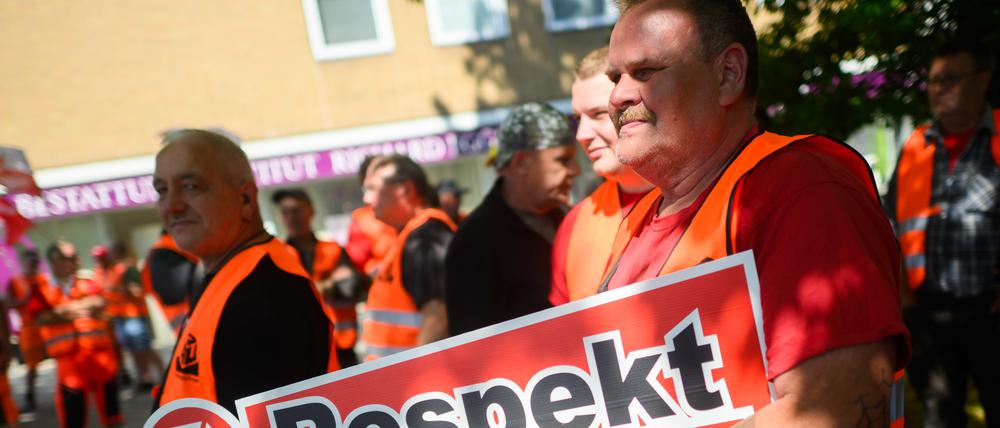Beschäftigte des Bau-Gewerbes streiken an einer Rohrleitungsbaustelle in der Region Hannover. 