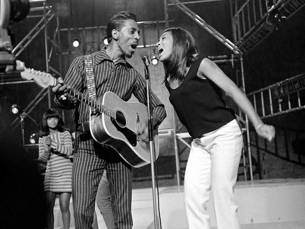 Das amerikanische Pop-Duo Ike und Tina Turner, aufgenommen bei einem Auftritt am 11. Oktober 1966.