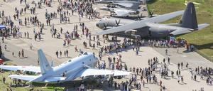 Brandenburg, Schönefeld: Besucher laufen am letzten Tag der Luftfahrtausstellung ILA über das Gelände der Luftfahrtausstellung und schauen sich Flugzeuge an.