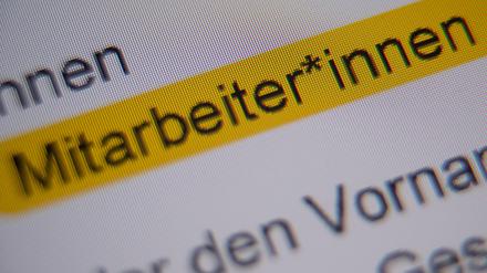 Die Anrede «Mitarbeiter*innen» ist in der Handreichung «Hinweise zur Umsetzung der geschlechtersensiblen Sprache für die Verwaltung der Landeshauptstadt Stuttgart» markiert und auf einem Bildschirm zu sehen. 