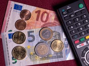 Der Rundfunkbeitrag soll ab 2025 vorläufigen Berechnungen von Finanzexperten zufolge auf 18,94 Euro steigen. 
