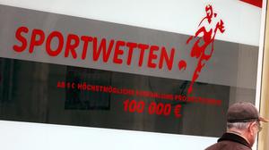 Millionen Sportfans hoffen auf Gewinne in Wettbüros wie hier in Augsburg. 