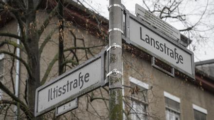 Blick auf die Straßenschilder an der Ecke Iltisstraße / Lansstraße in Berlin-Dahlem. Ein Erklärschild weist auf den historischen Ursprung der Straßennamen hin.
