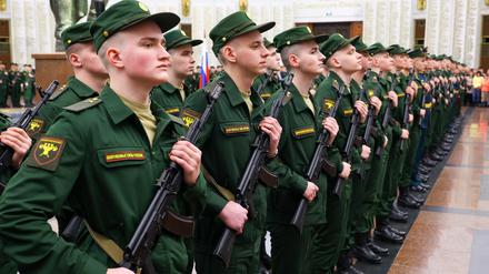 Ordentlich rasierte Soldaten in Moskau. 