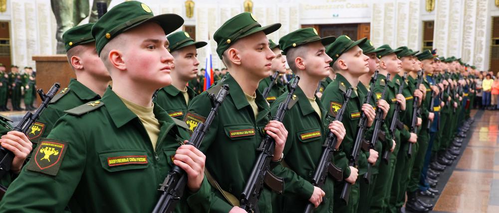 Ordentlich rasierte Soldaten in Moskau. 