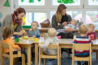 Die kleinsten Kinder des AWO Kindergartens «Diesterweg» in Lübbenau (Brandenburg) sitzen am 21.11.2014 beim Essen. Foto: Patrick Pleul/dpa (zu dpa «Tausende unterstützen Initiative für beitragsfreie Kita» vom 04.04.2015) +++(c) dpa - Bildfunk+++