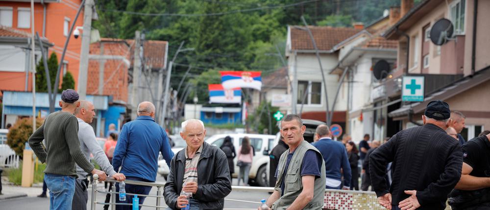 In der kosovarischen Stadt Zubin Potok ist die serbische Fahne gehisst.