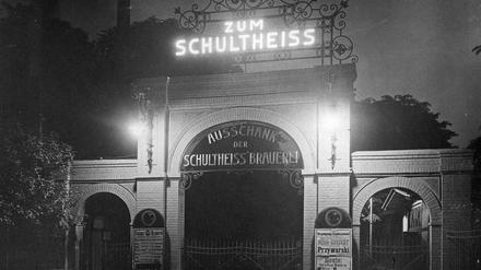 Im Jahre 1913 sorgten die Siemens-Schuckert-Werke für eine elektrische Beleuchtungsanlage im Ausschank der Schultheiss-Unions-Brauerei in Berlin-Hasenheide. 