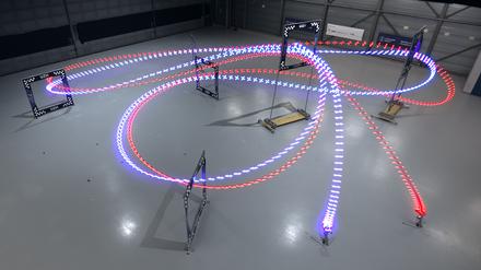 Die Künstliche Intelligenz namens „Swift“ steuerte eine Drohne schneller durch einen Hindernisparcours als Menschen.