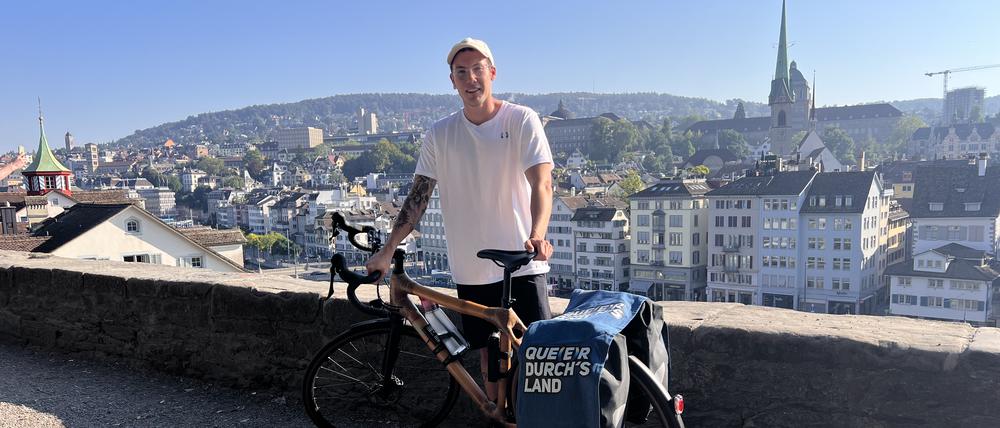 Que(e)r durchs Land: Brix Schaumburg bei einer der ersten Stationen auf seiner Radtour.