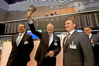 Osram Vorstandsvorsitzender Wolfgang Dehen und sein Finanzchef Klaus Patzak stehen mit zwei weiteren Männern auf dem Frankfurter Börsenparkett vor der Anzeigetafel. Dehen hält die Glocke hoch.
