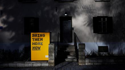 Schild „Bring them home now“ an einem Hauseingang in Tel Aviv.