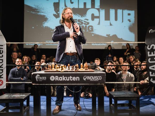Der niederländische Künstler Iepe Rubingh hat Schachboxen erfunden. 