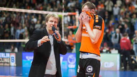 Als Hallensprecher hat Karsten Holland schon Volleyball-Legenden wie Felix Fischer kennengelernt.