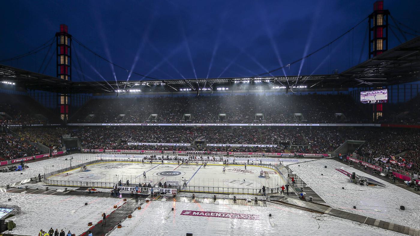 Eishockey im Fußballstadion Winter Game gegen Katar-Stimmung