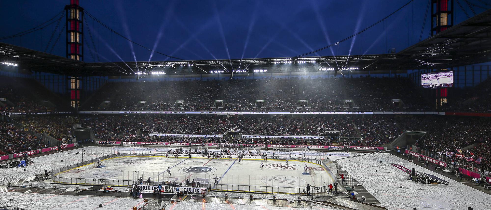 Eishockey im Fußballstadion Winter Game gegen Katar-Stimmung