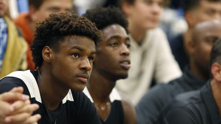 November 23, 2019, San Diego, California, U.S: Dwyane Wade s son Zaire Wade, left, and Lebron James son LeBron James Jr., (Bronny) watch the Sierra Canyon basketball team from the bench during a game against Cathedral Catholic. Sierra Canyon Basketball  - ZUMAa97_ 20191123_zaf_a97_038 Copyright: xKCxAlfredx